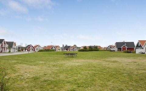 Bleike - 250M from the Sea: Blå, Busk, Sommerhus, Bunddække, Have, Estate, Skygge, Landscaping, Stuehus, Eco Hotel