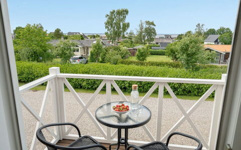 Eike - 250M from the Sea: Plantesamfund, Sollys, Urteagtig Plante, Have, Plantation, Landbrug, Farm