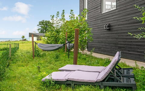 Anny - 100M from the Sea: Hjem, Tag, Hus, Sommerhus, Estate, Dør, Veranda, Sidespor, Stuehus, Skygge