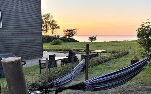 Anny - 100M from the Sea: Hjem, Tag, Hus, Sommerhus, Estate, Dør, Veranda, Sidespor, Stuehus, Skygge