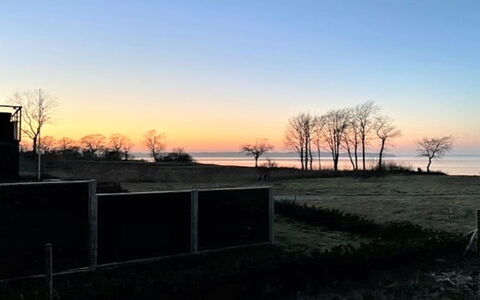 Anny - 100M from the Sea: Hjem, Tag, Hus, Sommerhus, Estate, Dør, Veranda, Sidespor, Stuehus, Skygge