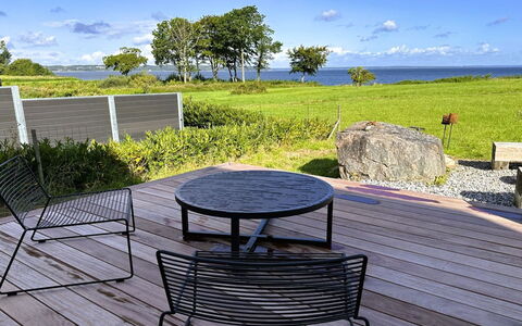 Anny - 100M from the Sea: Græs, Hus, Tag, Hjem, Sommerhus, Busk, Land Lot, Landdistrikt, Stuehus, Bunddække