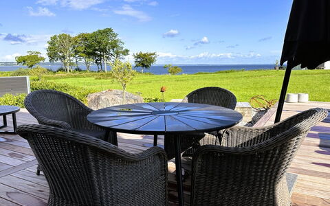 Anny - 100M from the Sea: Græs, Hus, Tag, Hjem, Sommerhus, Busk, Land Lot, Landdistrikt, Stuehus, Bunddække