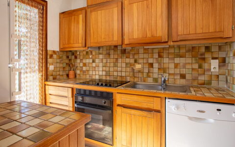 Village des Fourches: Cabinetry, Countertop, Ejendom, Møbel, Køkken, Bygning, Køkken Apparat, Træ, Komfur, Indretning