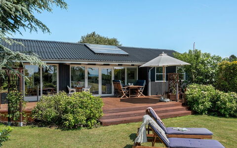Bisera - 150M from the Sea: Blå, Busk, Sommerhus, Bunddække, Have, Estate, Skygge, Landscaping, Stuehus, Eco Hotel