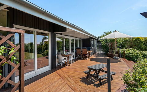 Bisera - 150M from the Sea: Blå, Busk, Sommerhus, Bunddække, Have, Estate, Skygge, Landscaping, Stuehus, Eco Hotel