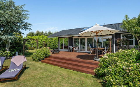 Bisera - 150M from the Sea: Blå, Busk, Sommerhus, Bunddække, Have, Estate, Skygge, Landscaping, Stuehus, Eco Hotel