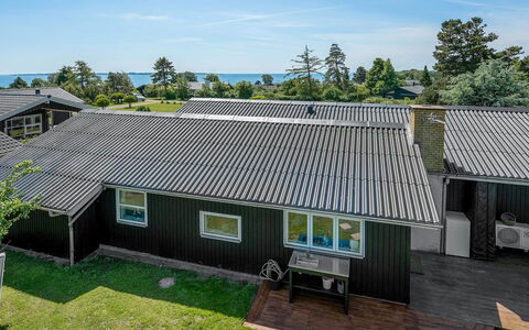 Bisera - 150M from the Sea: Blå, Busk, Sommerhus, Bunddække, Have, Estate, Skygge, Landscaping, Stuehus, Eco Hotel