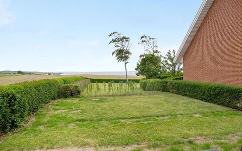Ringulf - 350M from the Sea: Blå, Busk, Sommerhus, Bunddække, Have, Estate, Skygge, Landscaping, Stuehus, Eco Hotel