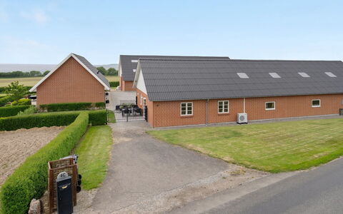 Ringulf - 350M from the Sea: Blå, Busk, Sommerhus, Bunddække, Have, Estate, Skygge, Landscaping, Stuehus, Eco Hotel