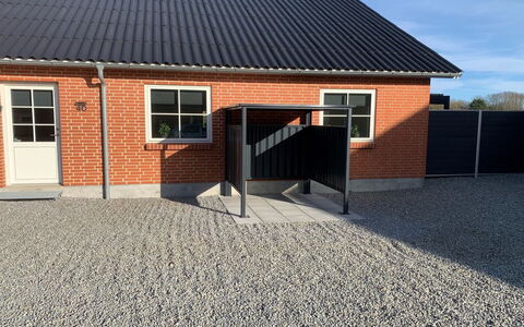 Ringulf - 350M from the Sea: Blå, Busk, Sommerhus, Bunddække, Have, Estate, Skygge, Landscaping, Stuehus, Eco Hotel