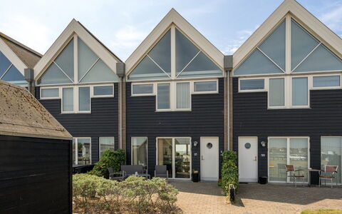 Lucjan - 50M from the Sea: Blå, Busk, Sommerhus, Bunddække, Have, Estate, Skygge, Landscaping, Stuehus, Eco Hotel