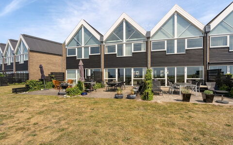 Lucjan - 50M from the Sea: Blå, Busk, Sommerhus, Bunddække, Have, Estate, Skygge, Landscaping, Stuehus, Eco Hotel