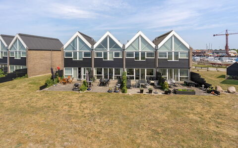 Lucjan - 50M from the Sea: Blå, Busk, Sommerhus, Bunddække, Have, Estate, Skygge, Landscaping, Stuehus, Eco Hotel