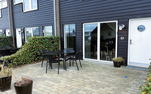 Lucjan - 50M from the Sea: Blå, Busk, Sommerhus, Bunddække, Have, Estate, Skygge, Landscaping, Stuehus, Eco Hotel