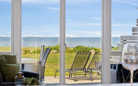 Ninne - 50M from the Sea: Træ, Tag, Arkitektur, Hjem, Hus, Sommerhus, Sidespor, Hårdttræ, Hældning, Estate