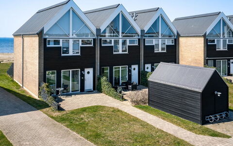Ninne - 50M from the Sea: Træ, Tag, Arkitektur, Hjem, Hus, Sommerhus, Sidespor, Hårdttræ, Hældning, Estate