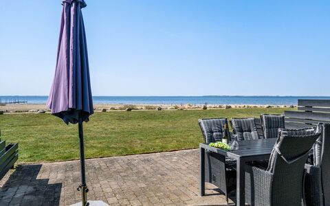 Ninne - 50M from the Sea: Træ, Tag, Arkitektur, Hjem, Hus, Sommerhus, Sidespor, Hårdttræ, Hældning, Estate