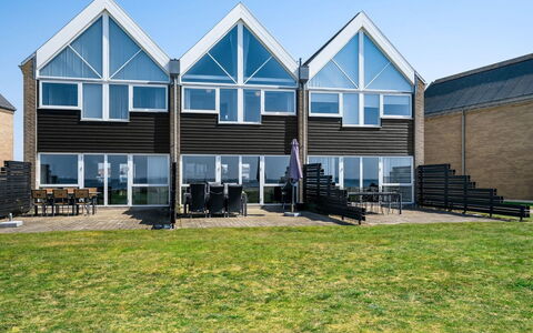 Ninne - 50M from the Sea: Træ, Tag, Arkitektur, Hjem, Hus, Sommerhus, Sidespor, Hårdttræ, Hældning, Estate