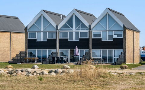 Ninne - 50M from the Sea: Træ, Tag, Arkitektur, Hjem, Hus, Sommerhus, Sidespor, Hårdttræ, Hældning, Estate