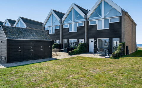 Ninne - 50M from the Sea: Træ, Tag, Arkitektur, Hjem, Hus, Sommerhus, Sidespor, Hårdttræ, Hældning, Estate