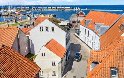 Gaby - 250M from the Sea: Træ, Tag, Arkitektur, Hjem, Hus, Sommerhus, Sidespor, Hårdttræ, Hældning, Estate