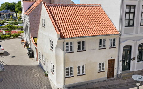 Gaby - 250M from the Sea: Træ, Tag, Arkitektur, Hjem, Hus, Sommerhus, Sidespor, Hårdttræ, Hældning, Estate