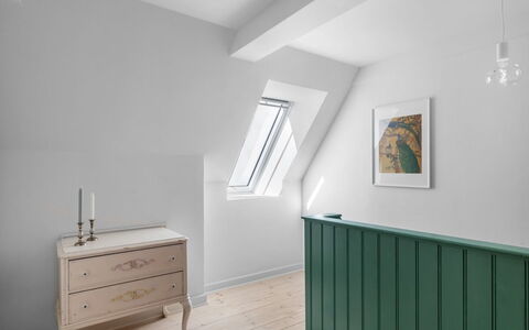 Gaby - 250M from the Sea: Træ, Tag, Arkitektur, Hjem, Hus, Sommerhus, Sidespor, Hårdttræ, Hældning, Estate