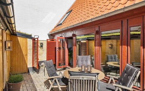 Gaby - 250M from the Sea: Træ, Tag, Arkitektur, Hjem, Hus, Sommerhus, Sidespor, Hårdttræ, Hældning, Estate