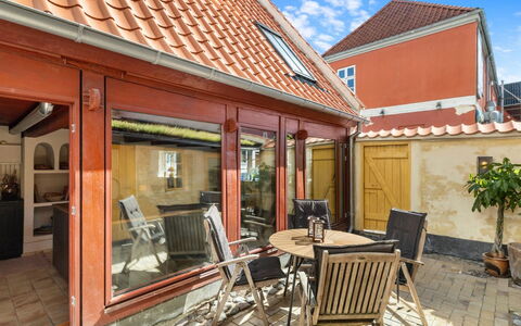 Gaby - 250M from the Sea: Træ, Tag, Arkitektur, Hjem, Hus, Sommerhus, Sidespor, Hårdttræ, Hældning, Estate