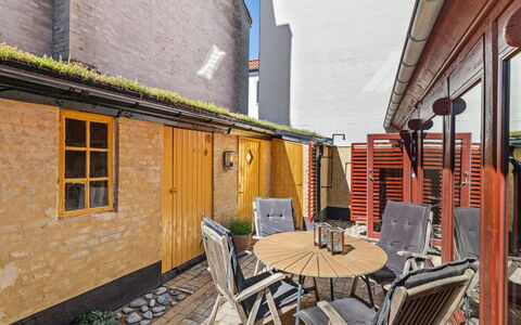 Gaby - 250M from the Sea: Træ, Tag, Arkitektur, Hjem, Hus, Sommerhus, Sidespor, Hårdttræ, Hældning, Estate