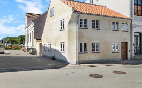 Gaby - 250M from the Sea: Træ, Tag, Arkitektur, Hjem, Hus, Sommerhus, Sidespor, Hårdttræ, Hældning, Estate