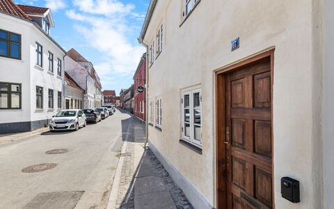 Gaby - 250M from the Sea: Træ, Tag, Arkitektur, Hjem, Hus, Sommerhus, Sidespor, Hårdttræ, Hældning, Estate