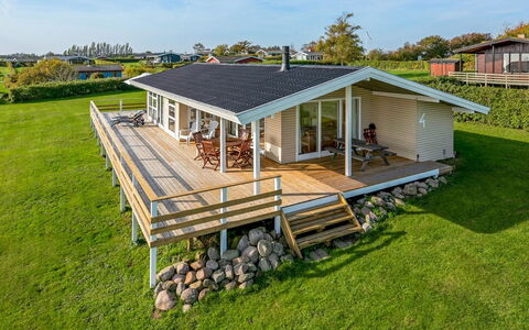 Arton - 300M from the Sea: Blå, Busk, Sommerhus, Bunddække, Have, Estate, Skygge, Landscaping, Stuehus, Eco Hotel