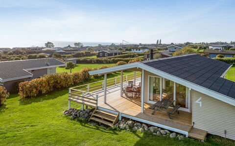 Arton - 300M from the Sea: Blå, Busk, Sommerhus, Bunddække, Have, Estate, Skygge, Landscaping, Stuehus, Eco Hotel