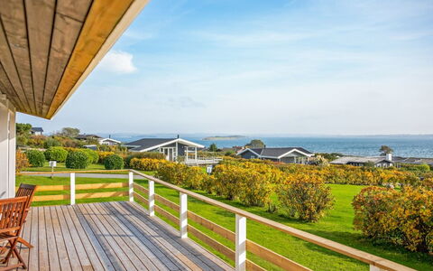 Arton - 300M from the Sea: Blå, Busk, Sommerhus, Bunddække, Have, Estate, Skygge, Landscaping, Stuehus, Eco Hotel