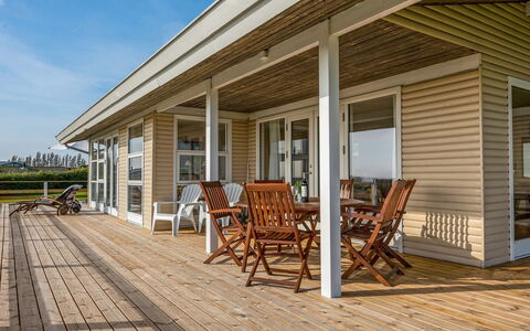 Arton - 300M from the Sea: Blå, Busk, Sommerhus, Bunddække, Have, Estate, Skygge, Landscaping, Stuehus, Eco Hotel