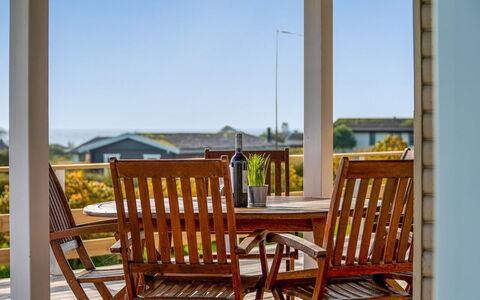 Arton - 300M from the Sea: Blå, Busk, Sommerhus, Bunddække, Have, Estate, Skygge, Landscaping, Stuehus, Eco Hotel