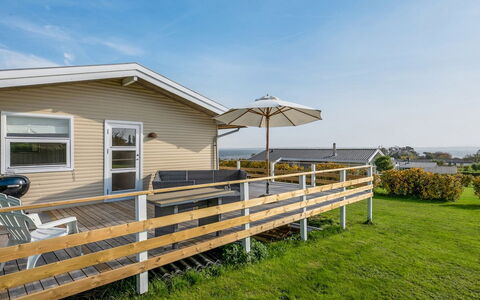 Arton - 300M from the Sea: Blå, Busk, Sommerhus, Bunddække, Have, Estate, Skygge, Landscaping, Stuehus, Eco Hotel