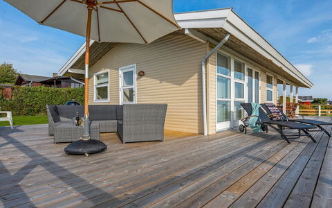Arton - 300M from the Sea: Blå, Busk, Sommerhus, Bunddække, Have, Estate, Skygge, Landscaping, Stuehus, Eco Hotel