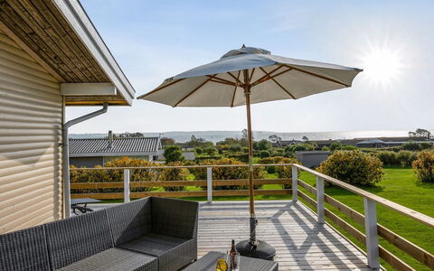 Arton - 300M from the Sea: Blå, Busk, Sommerhus, Bunddække, Have, Estate, Skygge, Landscaping, Stuehus, Eco Hotel