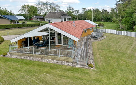 Hjalmar - 400M from the Sea: Blå, Busk, Sommerhus, Bunddække, Have, Estate, Skygge, Landscaping, Stuehus, Eco Hotel