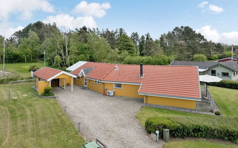 Hjalmar - 400M from the Sea: Blå, Busk, Sommerhus, Bunddække, Have, Estate, Skygge, Landscaping, Stuehus, Eco Hotel