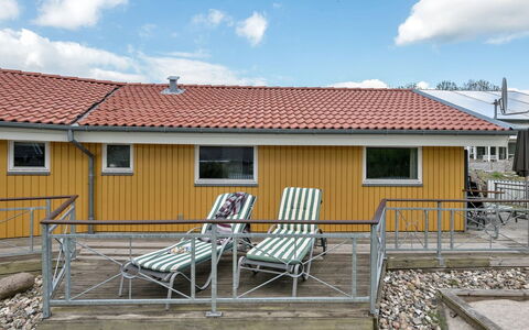 Hjalmar - 400M from the Sea: Blå, Busk, Sommerhus, Bunddække, Have, Estate, Skygge, Landscaping, Stuehus, Eco Hotel