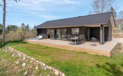 Haley - 150M from the Sea: Træ, Tag, Arkitektur, Hjem, Hus, Sommerhus, Sidespor, Hårdttræ, Hældning, Estate