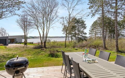 Haley - 150M from the Sea: Træ, Tag, Arkitektur, Hjem, Hus, Sommerhus, Sidespor, Hårdttræ, Hældning, Estate