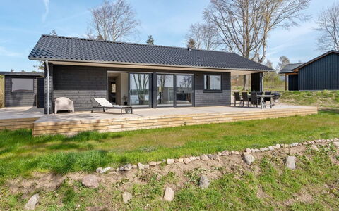 Haley - 150M from the Sea: Træ, Tag, Arkitektur, Hjem, Hus, Sommerhus, Sidespor, Hårdttræ, Hældning, Estate