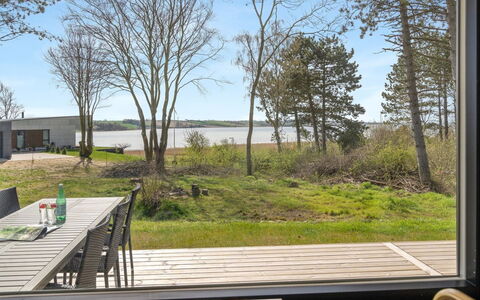 Haley - 150M from the Sea: Træ, Tag, Arkitektur, Hjem, Hus, Sommerhus, Sidespor, Hårdttræ, Hældning, Estate