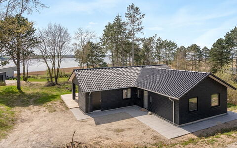 Haley - 150M from the Sea: Træ, Tag, Arkitektur, Hjem, Hus, Sommerhus, Sidespor, Hårdttræ, Hældning, Estate