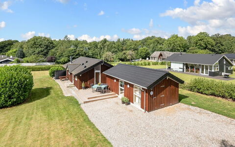Rathi - 250M from the Sea: Hus, Hjem, Tag, Boligområde, Estate, Sommerhus, Lawn, Landscaping, Stuehus, Forstad